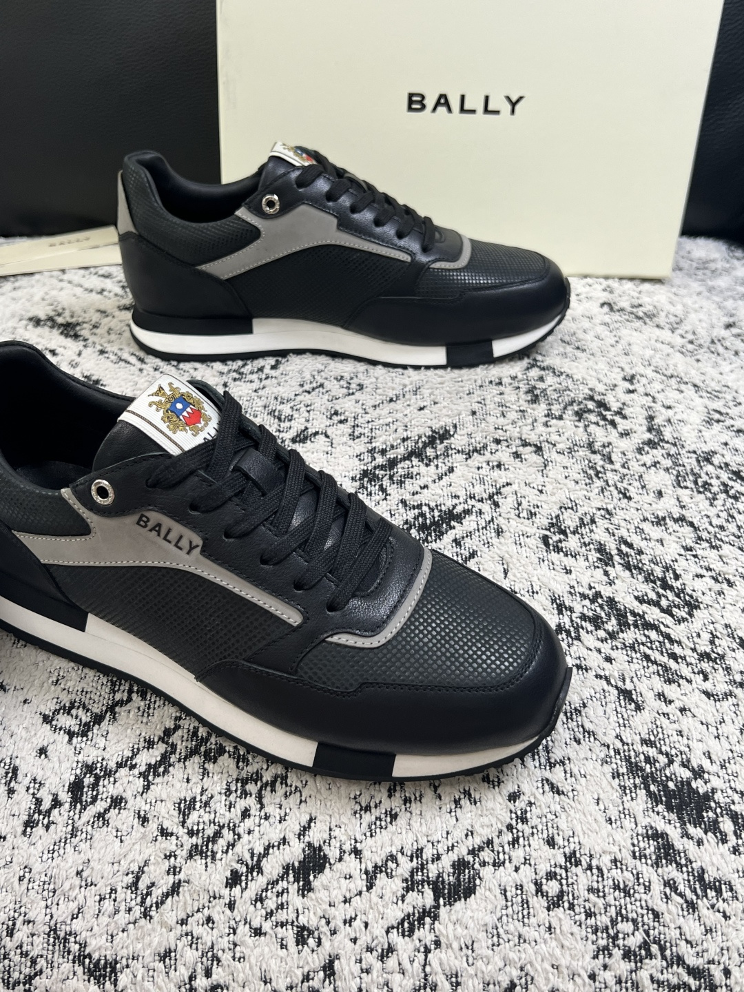 BALLY  高品质  顶级工艺品  巴利 专柜同原厂配置 ，鞋面意大利进口牛皮面料，进口水染牛皮里垫 ，鞋底：原厂特供