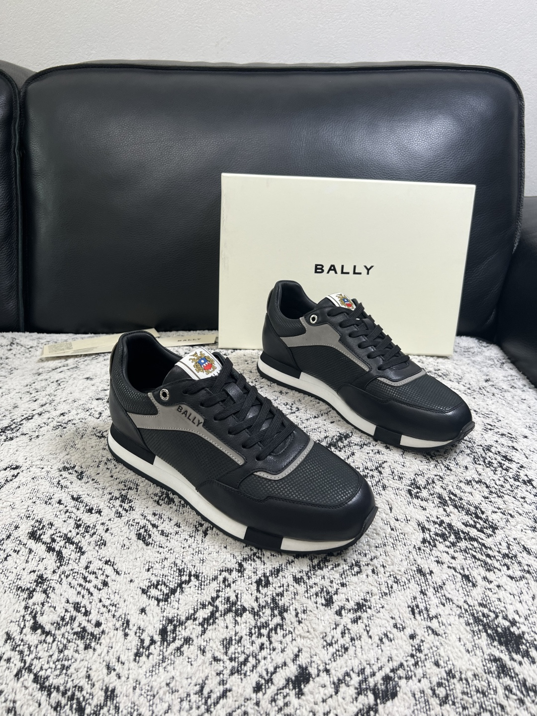 BALLY  高品质  顶级工艺品  巴利 专柜同原厂配置 ，鞋面意大利进口牛皮面料，进口水染牛皮里垫 ，鞋底：原厂特供