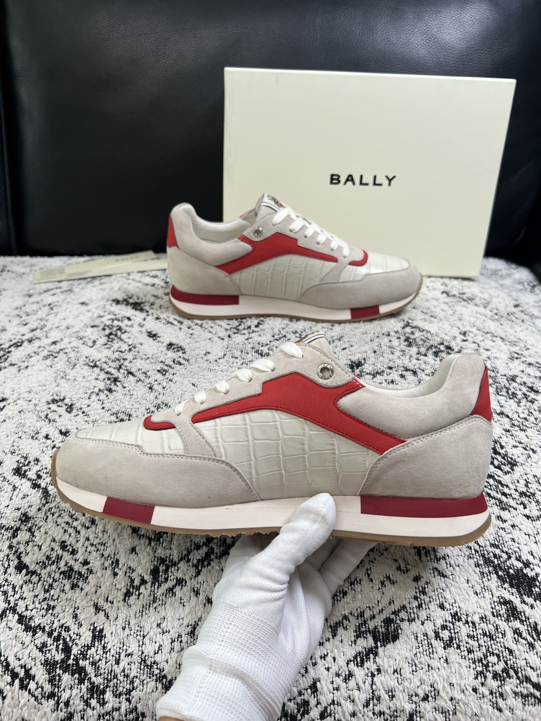 BALLY  高品质  顶级工艺品  巴利 专柜同原厂配置 ，鞋面意大利进口牛皮面料，进口水染牛皮里垫 ，鞋底：原厂特供