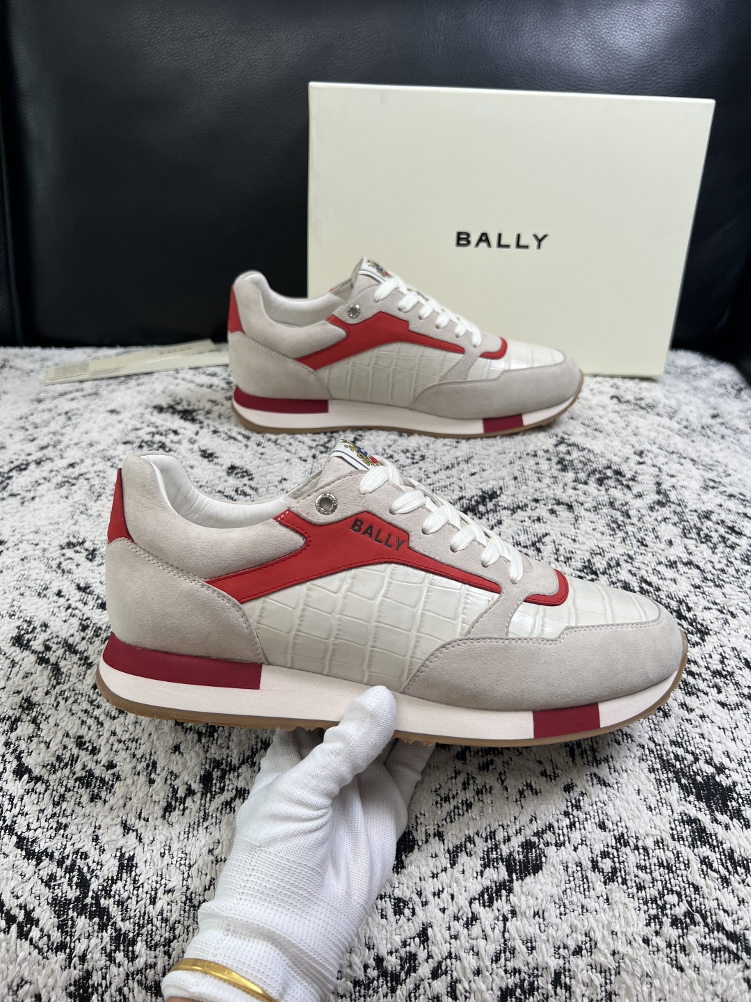 BALLY  高品质  顶级工艺品  巴利 专柜同原厂配置 ，鞋面意大利进口牛皮面料，进口水染牛皮里垫 ，鞋底：原厂特供