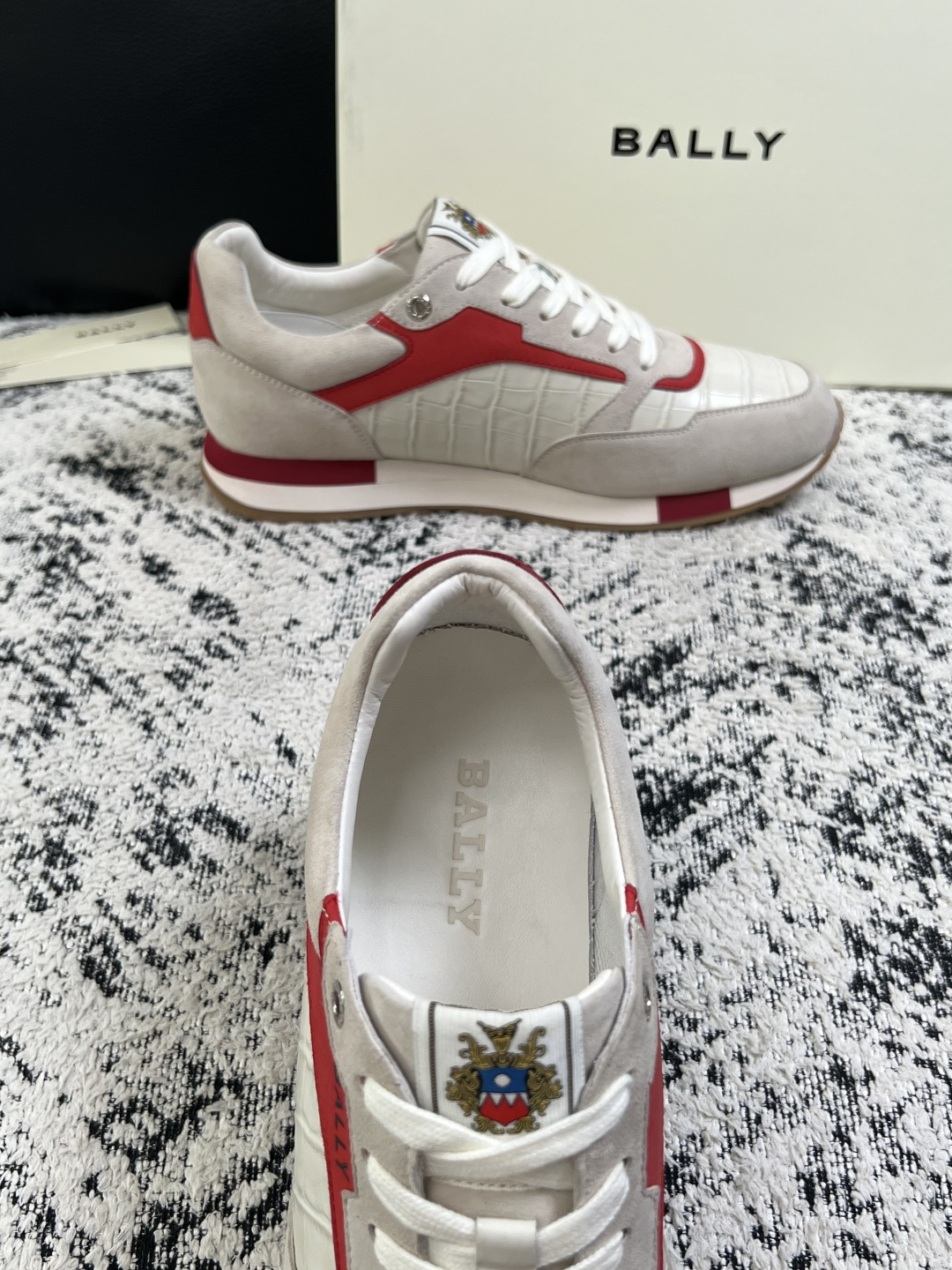 BALLY  高品质  顶级工艺品  巴利 专柜同原厂配置 ，鞋面意大利进口牛皮面料，进口水染牛皮里垫 ，鞋底：原厂特供