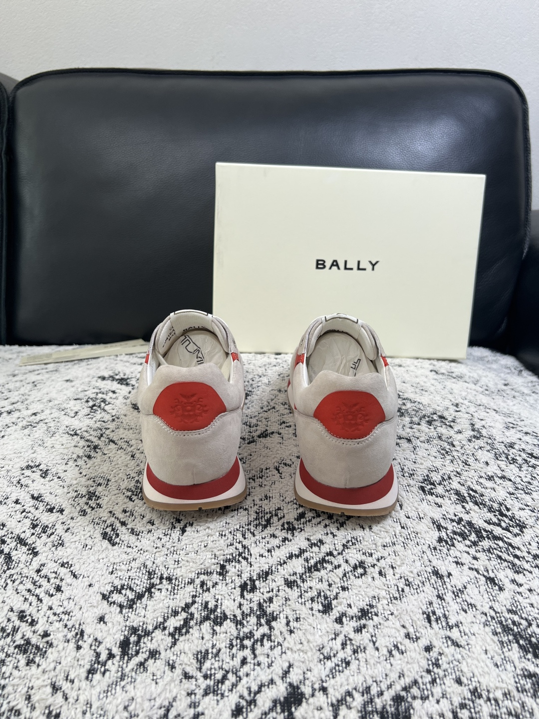 BALLY  高品质  顶级工艺品  巴利 专柜同原厂配置 ，鞋面意大利进口牛皮面料，进口水染牛皮里垫 ，鞋底：原厂特供