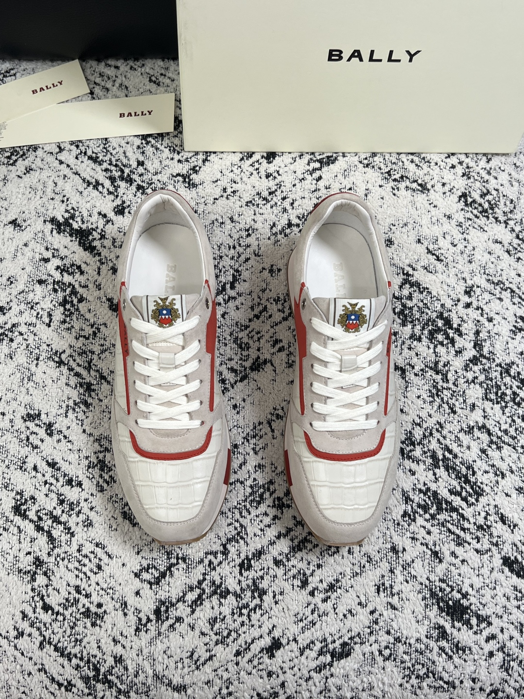 BALLY  高品质  顶级工艺品  巴利 专柜同原厂配置 ，鞋面意大利进口牛皮面料，进口水染牛皮里垫 ，鞋底：原厂特供