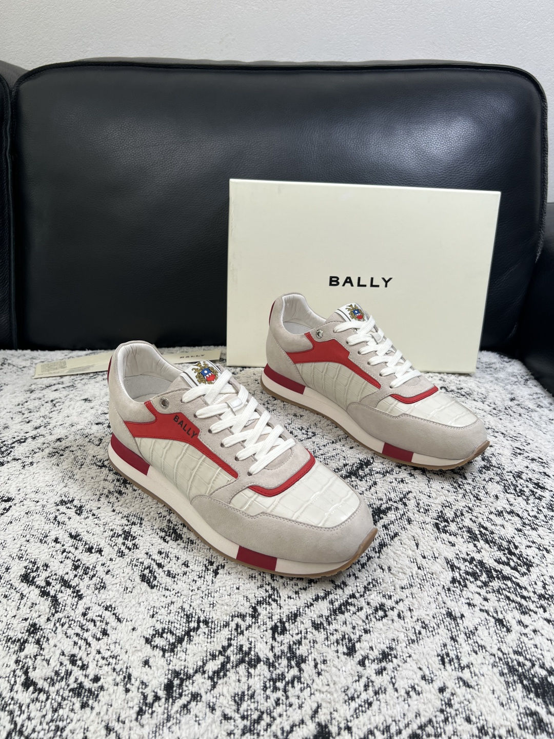 BALLY  高品质  顶级工艺品  巴利 专柜同原厂配置 ，鞋面意大利进口牛皮面料，进口水染牛皮里垫 ，鞋底：原厂特供