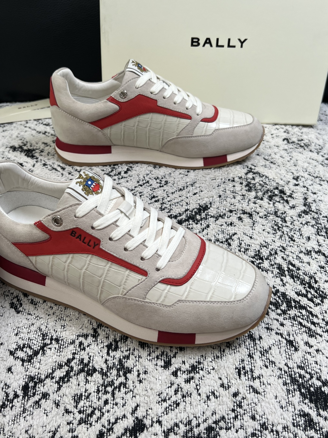 BALLY  高品质  顶级工艺品  巴利 专柜同原厂配置 ，鞋面意大利进口牛皮面料，进口水染牛皮里垫 ，鞋底：原厂特供