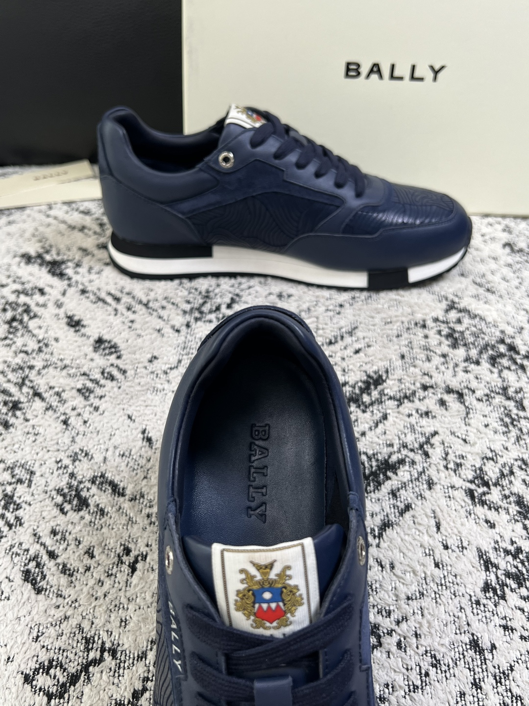 BALLY  高品质  顶级工艺品  巴利 专柜同原厂配置 ，鞋面意大利进口牛皮面料，进口水染牛皮里垫 ，鞋底：原厂特供