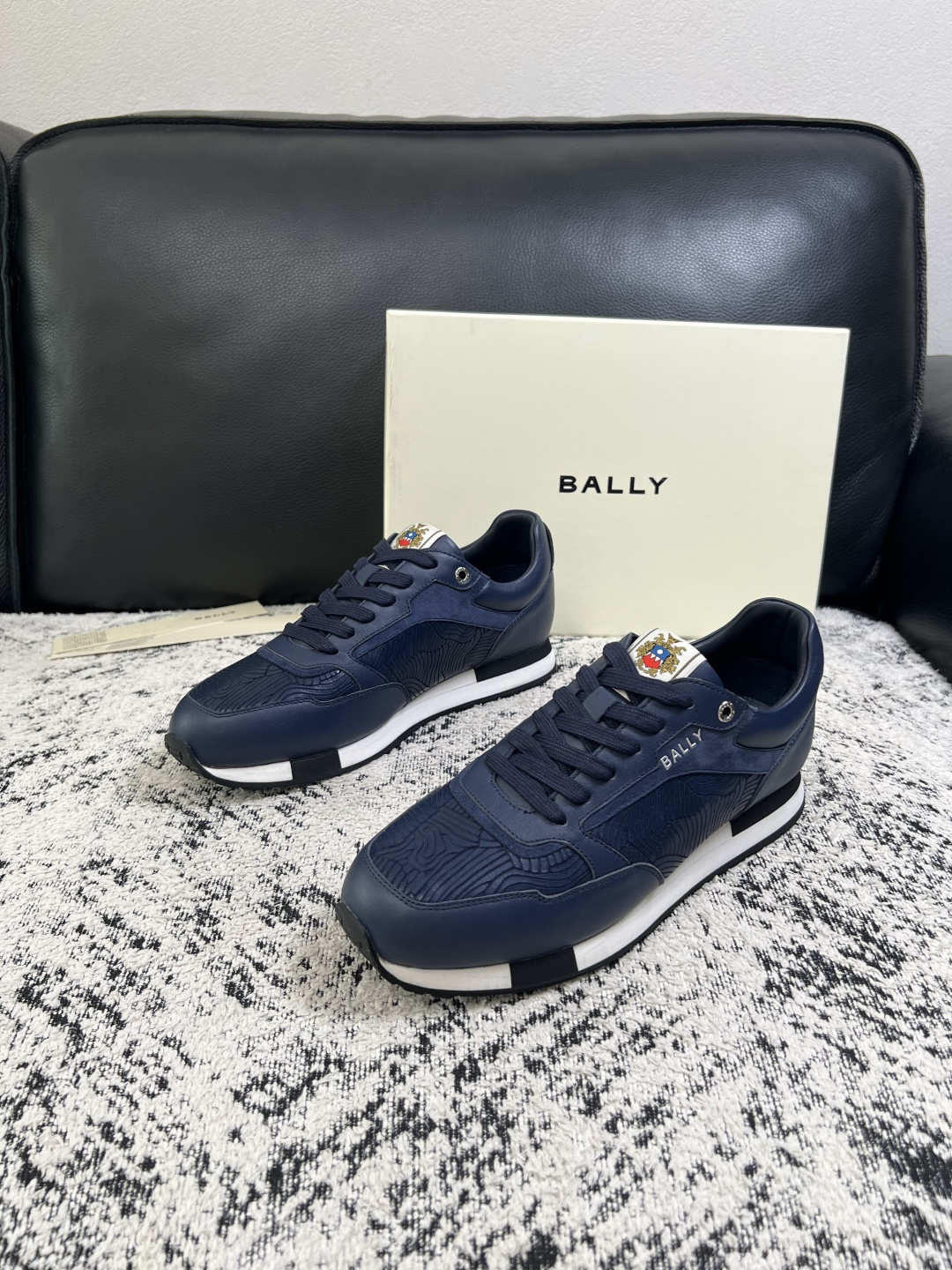 BALLY  高品质  顶级工艺品  巴利 专柜同原厂配置 ，鞋面意大利进口牛皮面料，进口水染牛皮里垫 ，鞋底：原厂特供