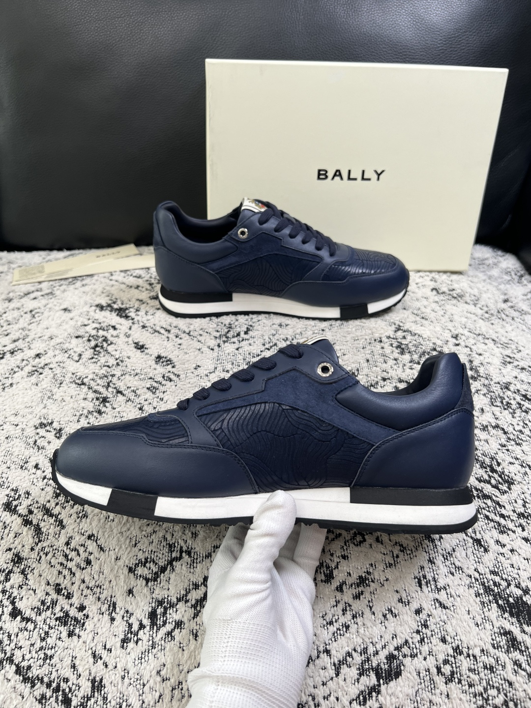 BALLY  高品质  顶级工艺品  巴利 专柜同原厂配置 ，鞋面意大利进口牛皮面料，进口水染牛皮里垫 ，鞋底：原厂特供