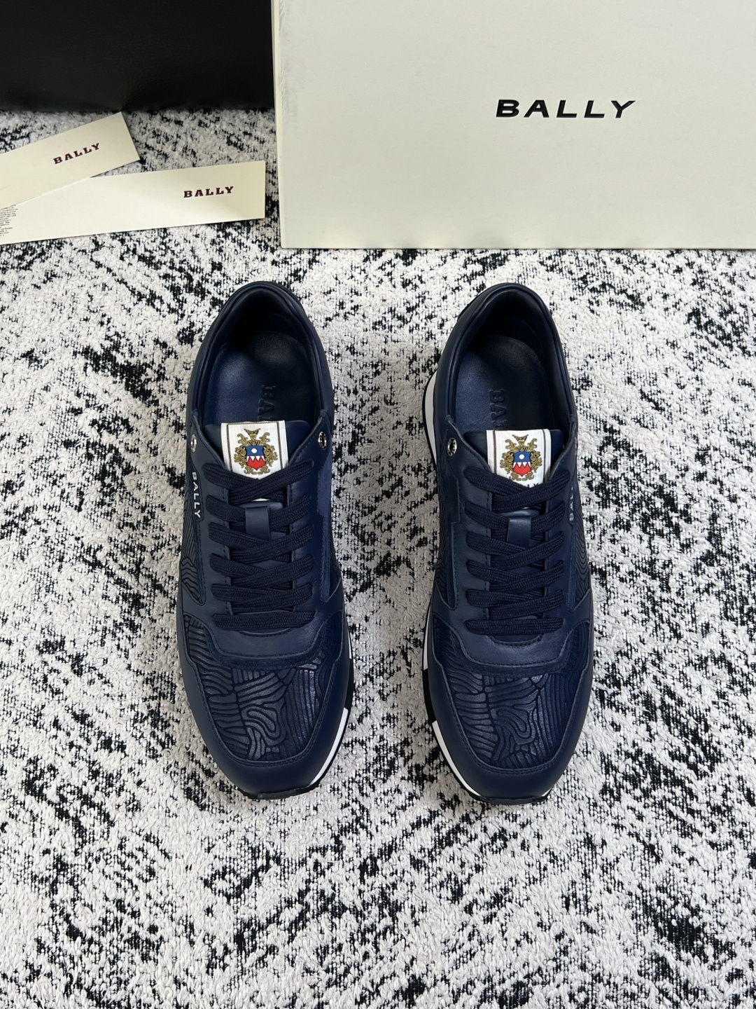 BALLY  高品质  顶级工艺品  巴利 专柜同原厂配置 ，鞋面意大利进口牛皮面料，进口水染牛皮里垫 ，鞋底：原厂特供