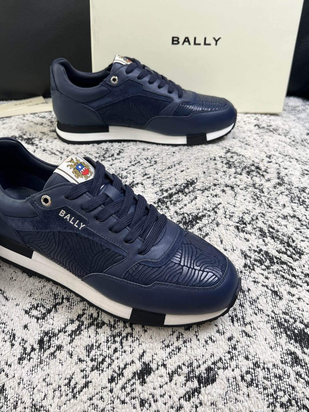 BALLY  高品质  顶级工艺品  巴利 专柜同原厂配置 ，鞋面意大利进口牛皮面料，进口水染牛皮里垫 ，鞋底：原厂特供