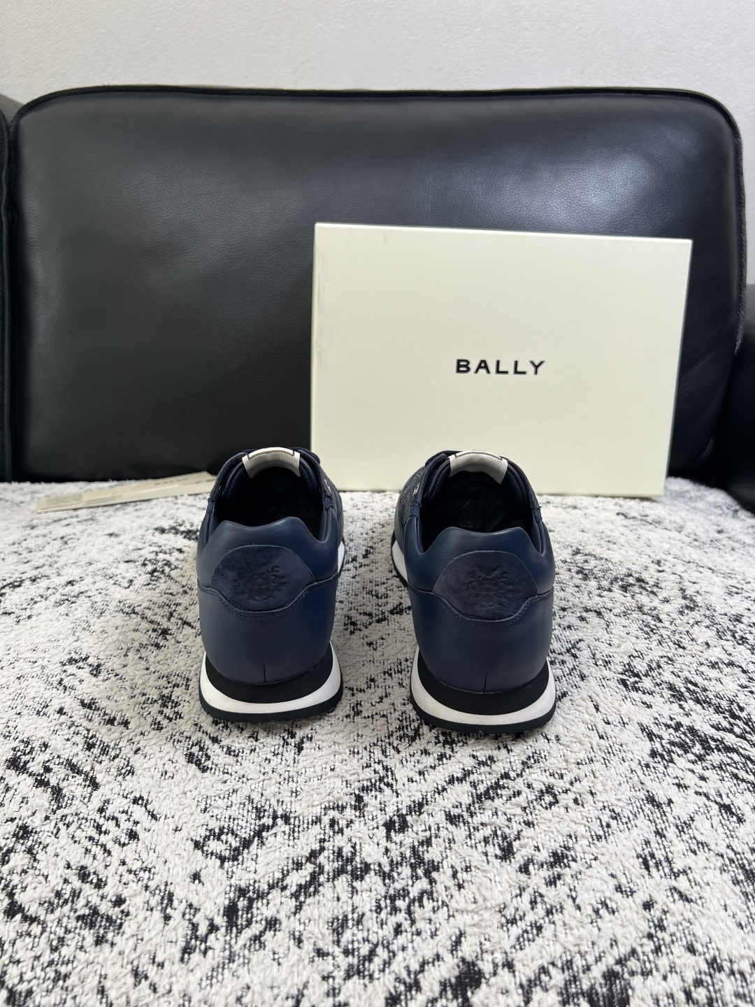 BALLY  高品质  顶级工艺品  巴利 专柜同原厂配置 ，鞋面意大利进口牛皮面料，进口水染牛皮里垫 ，鞋底：原厂特供
