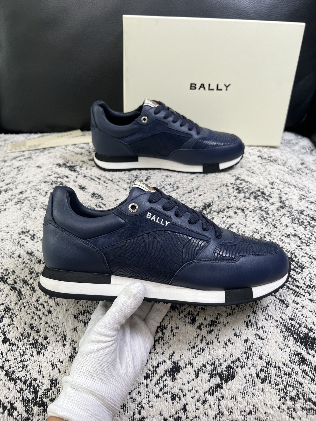 BALLY  高品质  顶级工艺品  巴利 专柜同原厂配置 ，鞋面意大利进口牛皮面料，进口水染牛皮里垫 ，鞋底：原厂特供