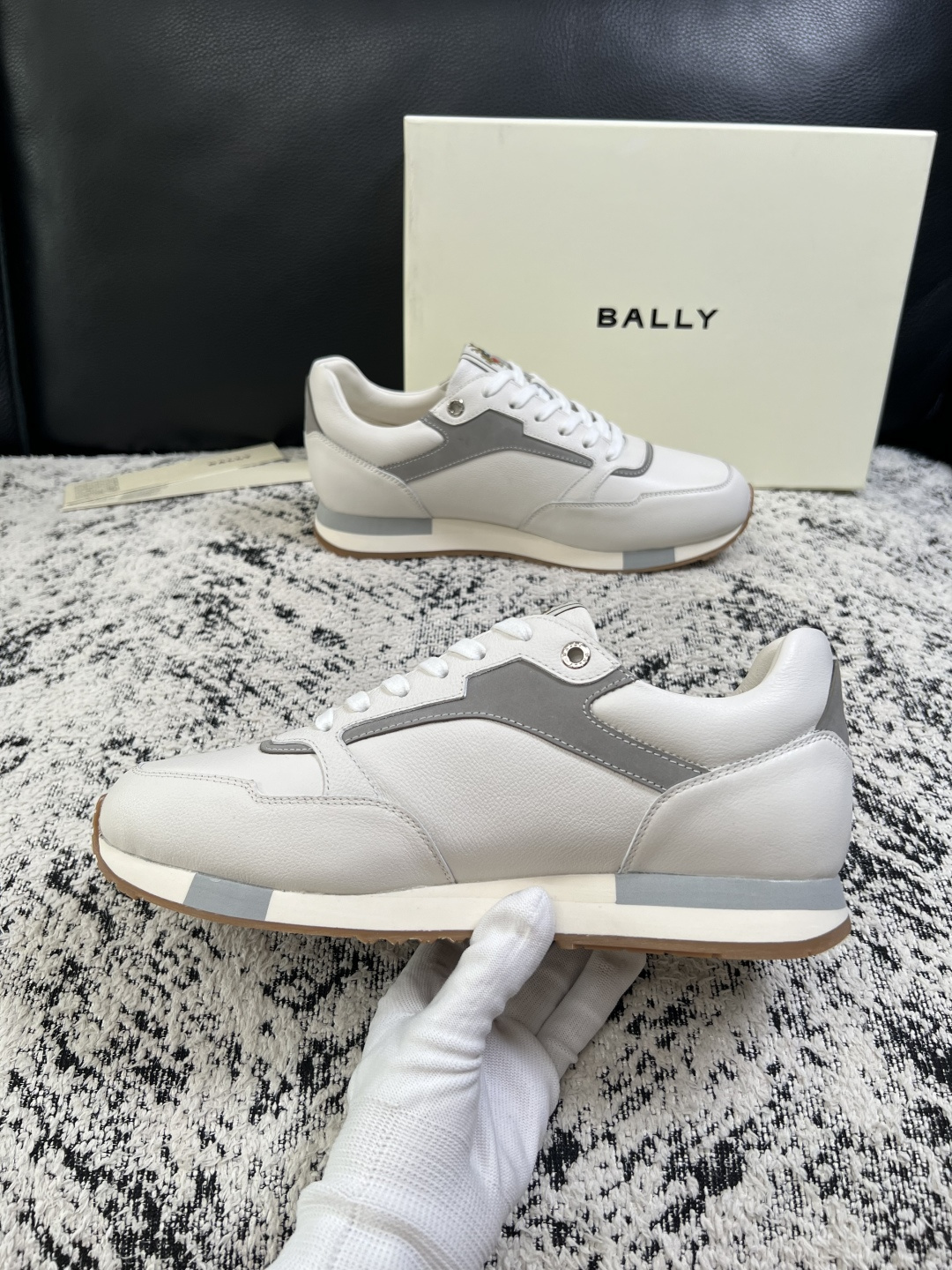 BALLY  高品质  顶级工艺品  巴利 专柜同原厂配置 ，鞋面意大利进口牛皮面料，进口水染牛皮里垫 ，鞋底：原厂特供