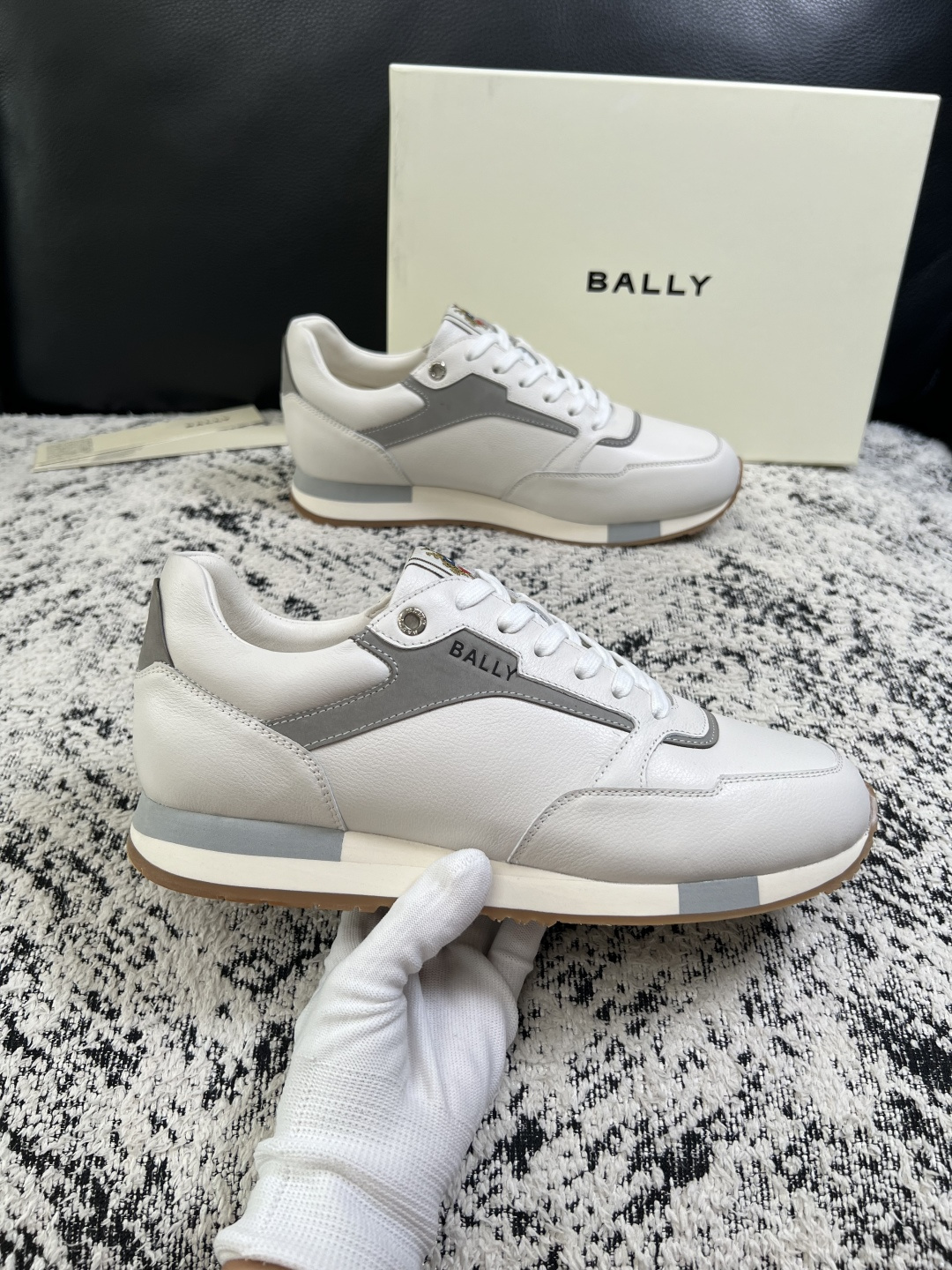 BALLY  高品质  顶级工艺品  巴利 专柜同原厂配置 ，鞋面意大利进口牛皮面料，进口水染牛皮里垫 ，鞋底：原厂特供