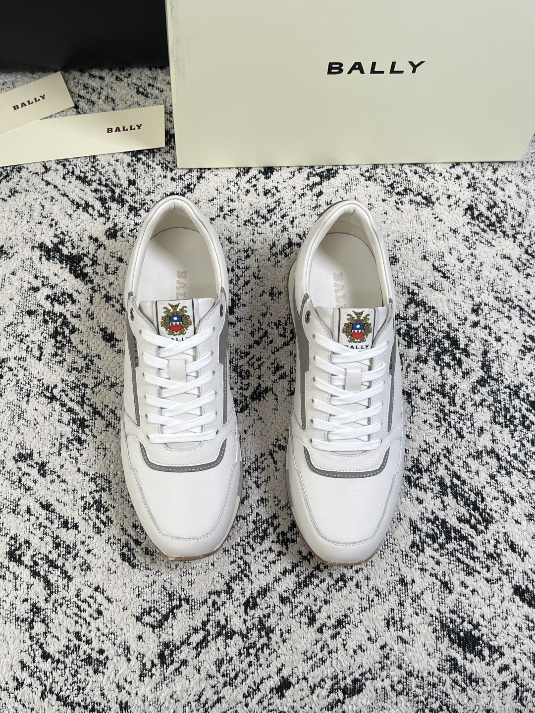 BALLY  高品质  顶级工艺品  巴利 专柜同原厂配置 ，鞋面意大利进口牛皮面料，进口水染牛皮里垫 ，鞋底：原厂特供