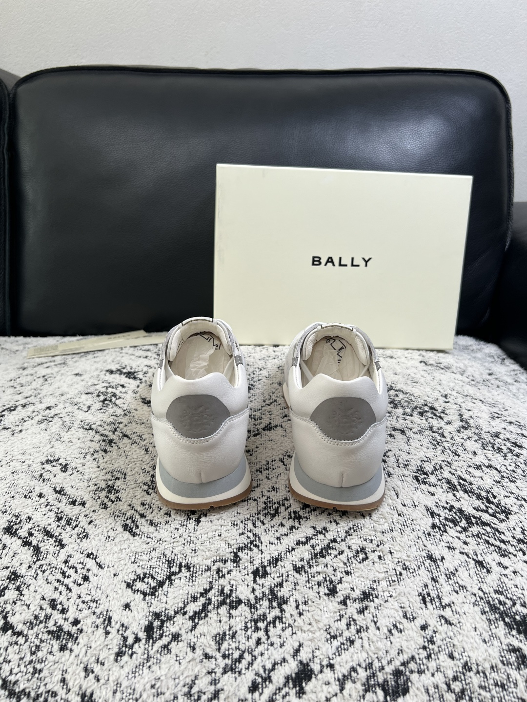 BALLY  高品质  顶级工艺品  巴利 专柜同原厂配置 ，鞋面意大利进口牛皮面料，进口水染牛皮里垫 ，鞋底：原厂特供