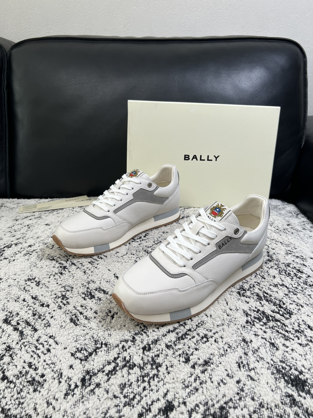 BALLY  高品质  顶级工艺品  巴利 专柜同原厂配置 ，鞋面意大利进口牛皮面料，进口水染牛皮里垫 ，鞋底：原厂特供