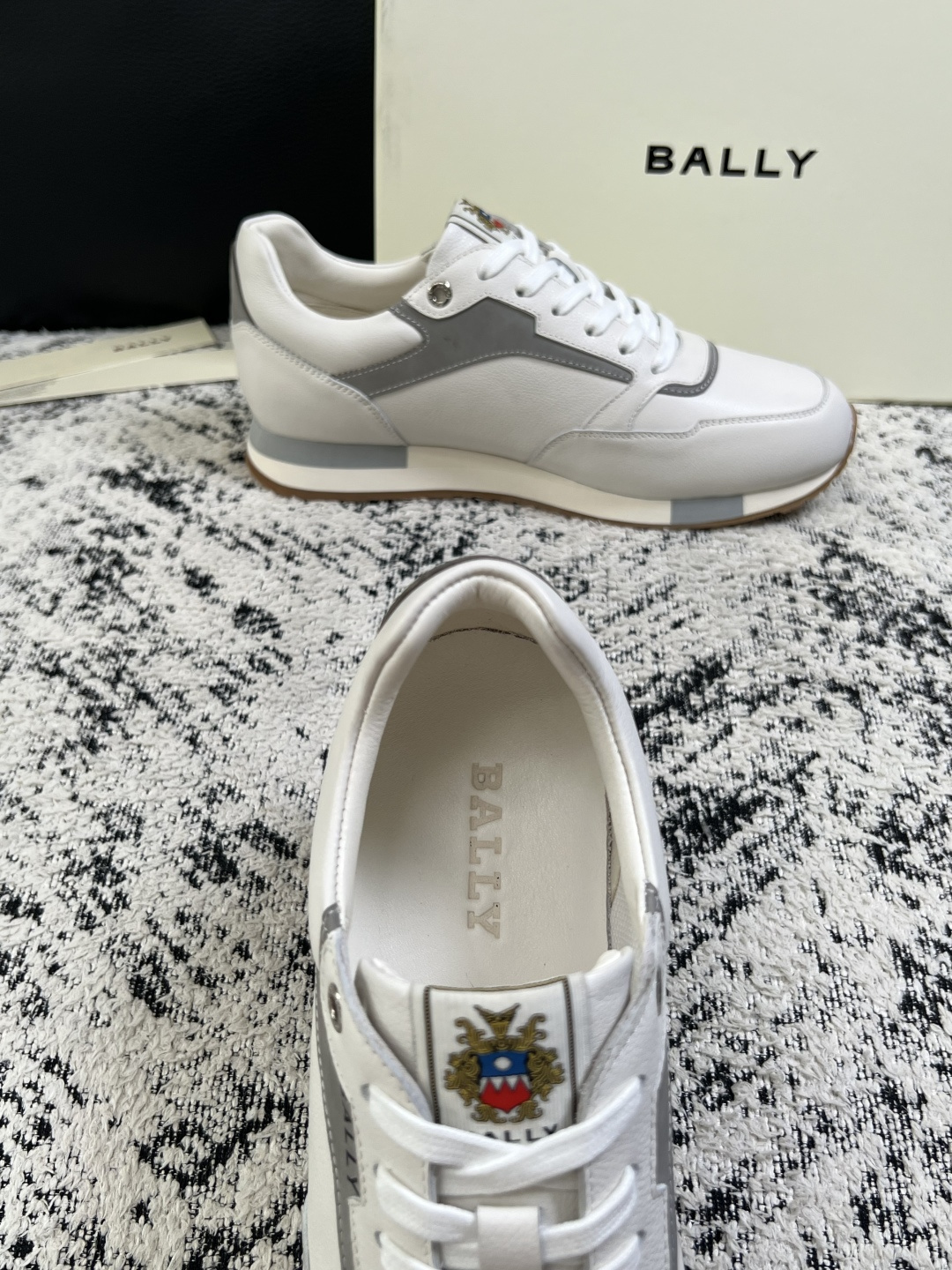 BALLY  高品质  顶级工艺品  巴利 专柜同原厂配置 ，鞋面意大利进口牛皮面料，进口水染牛皮里垫 ，鞋底：原厂特供