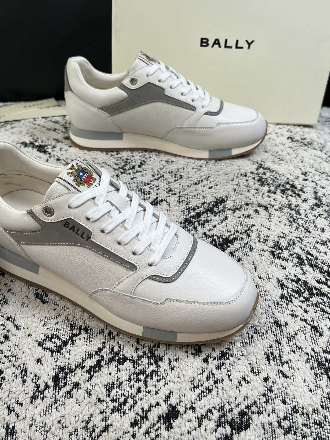 BALLY  高品质  顶级工艺品  巴利 专柜同原厂配置 ，鞋面意大利进口牛皮面料，进口水染牛皮里垫 ，鞋底：原厂特供
