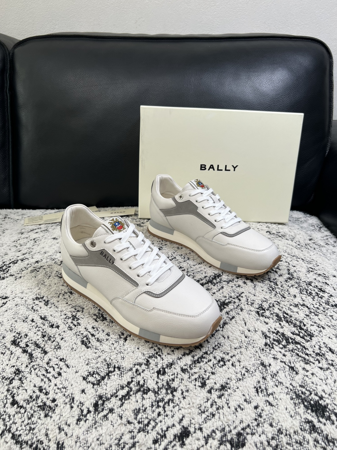 BALLY  高品质  顶级工艺品  巴利 专柜同原厂配置 ，鞋面意大利进口牛皮面料，进口水染牛皮里垫 ，鞋底：原厂特供