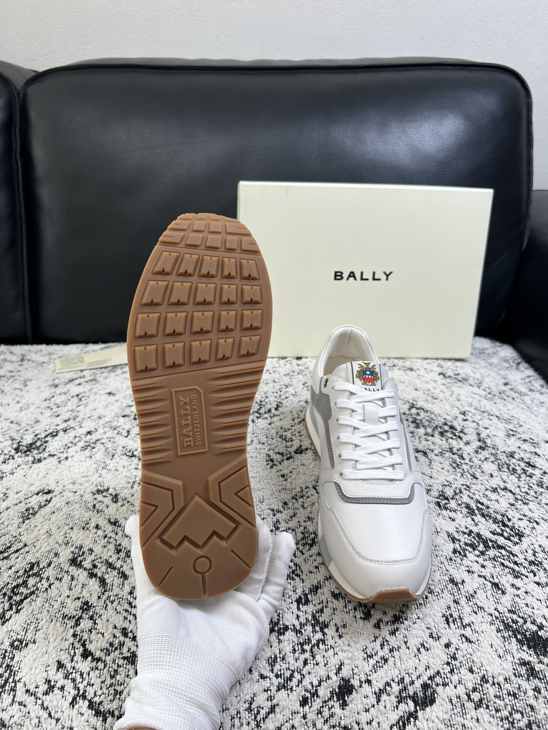 BALLY  高品质  顶级工艺品  巴利 专柜同原厂配置 ，鞋面意大利进口牛皮面料，进口水染牛皮里垫 ，鞋底：原厂特供