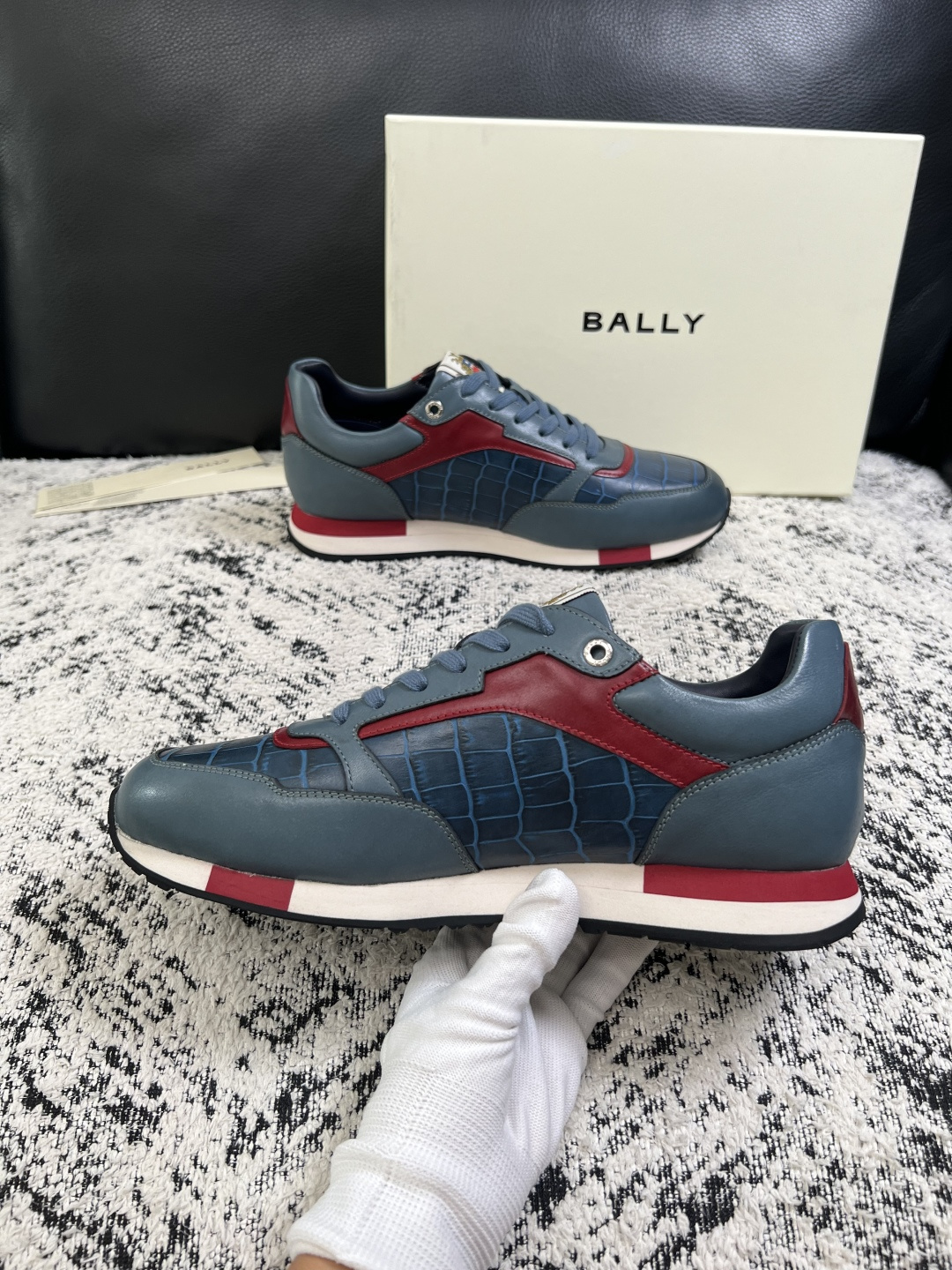 BALLY  高品质  顶级工艺品  巴利 专柜同原厂配置 ，鞋面意大利进口牛皮面料，进口水染牛皮里垫 ，鞋底：原厂特供