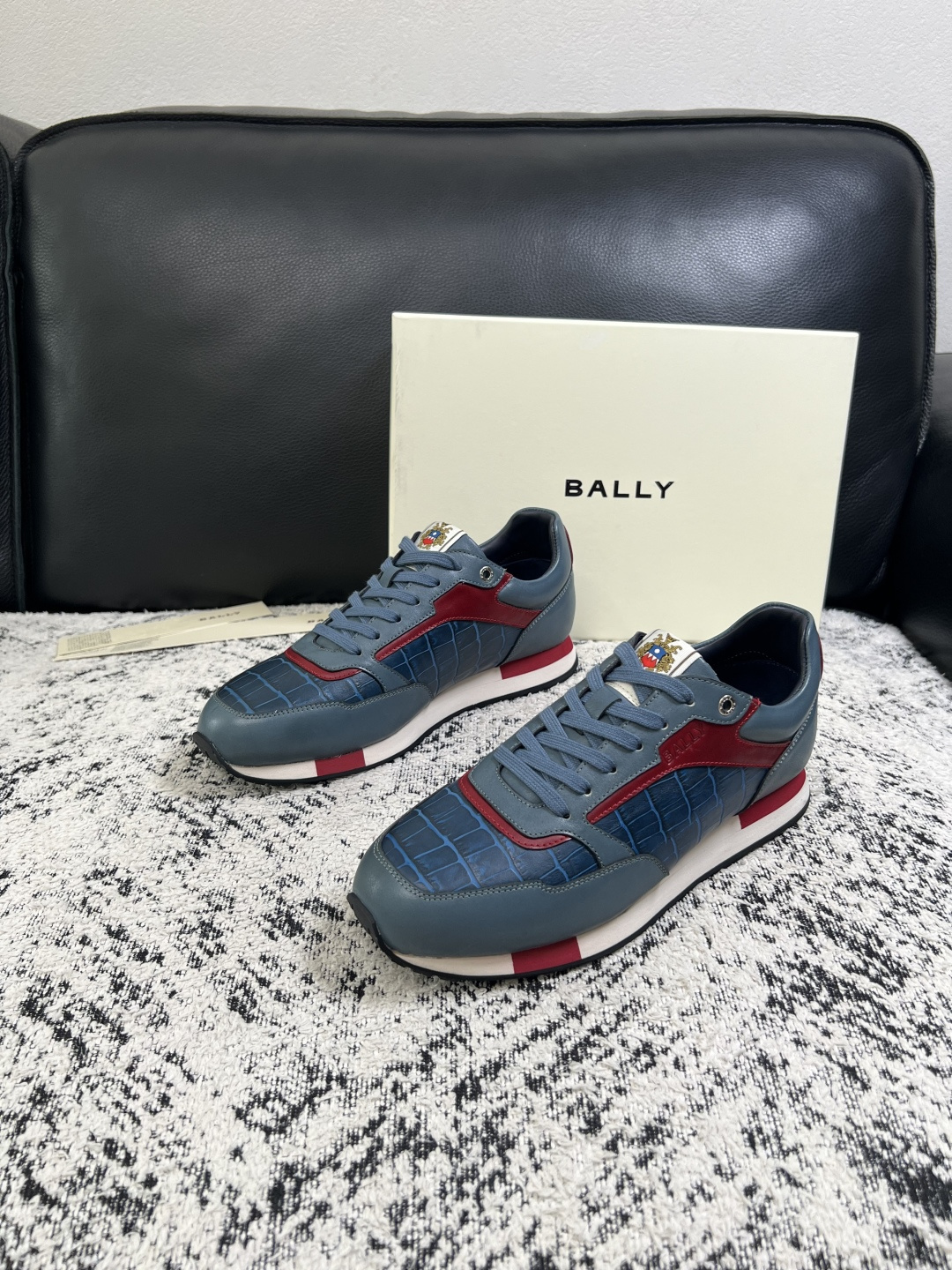 BALLY  高品质  顶级工艺品  巴利 专柜同原厂配置 ，鞋面意大利进口牛皮面料，进口水染牛皮里垫 ，鞋底：原厂特供