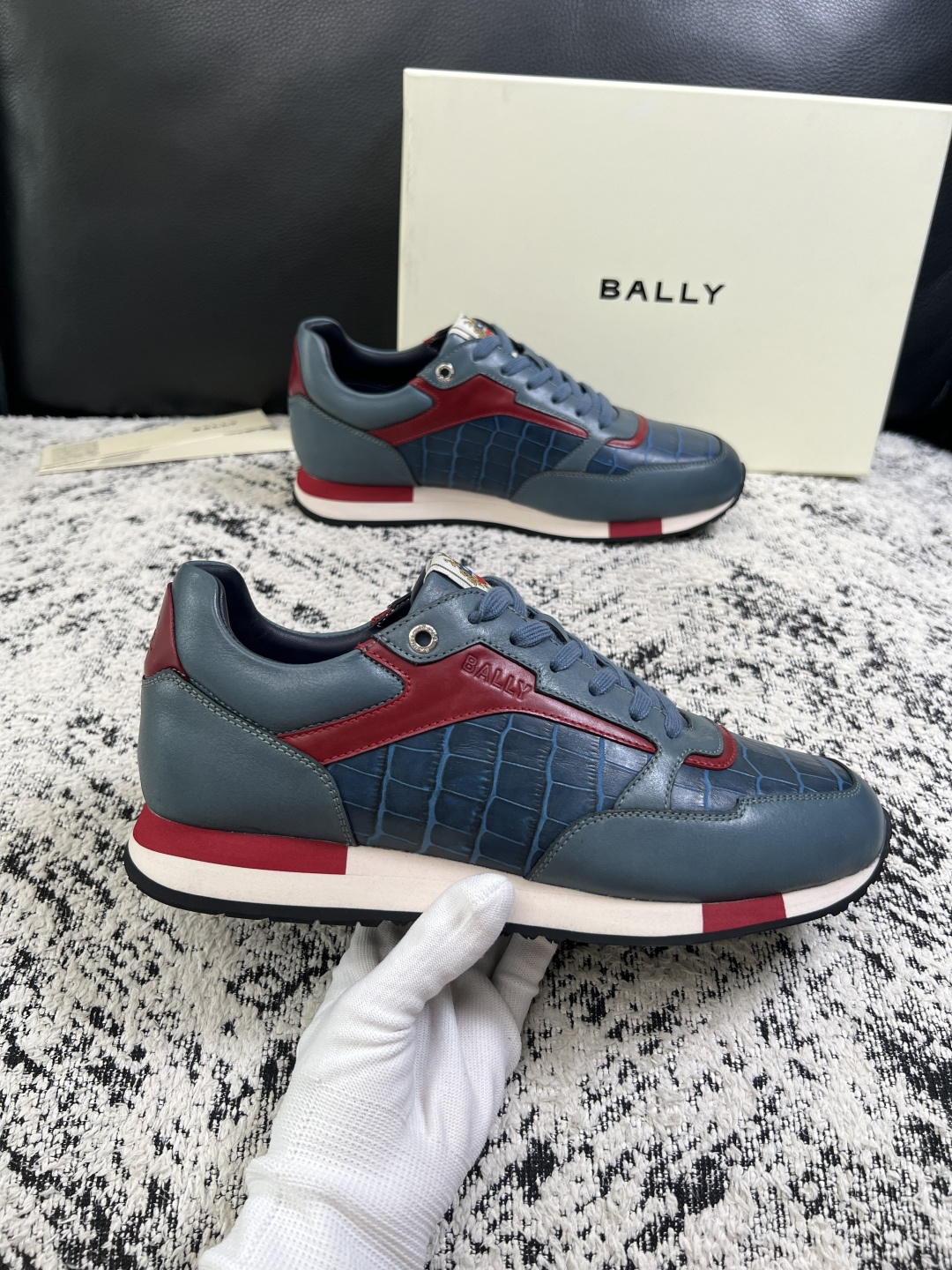 BALLY  高品质  顶级工艺品  巴利 专柜同原厂配置 ，鞋面意大利进口牛皮面料，进口水染牛皮里垫 ，鞋底：原厂特供