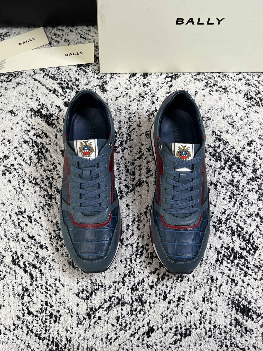 BALLY  高品质  顶级工艺品  巴利 专柜同原厂配置 ，鞋面意大利进口牛皮面料，进口水染牛皮里垫 ，鞋底：原厂特供