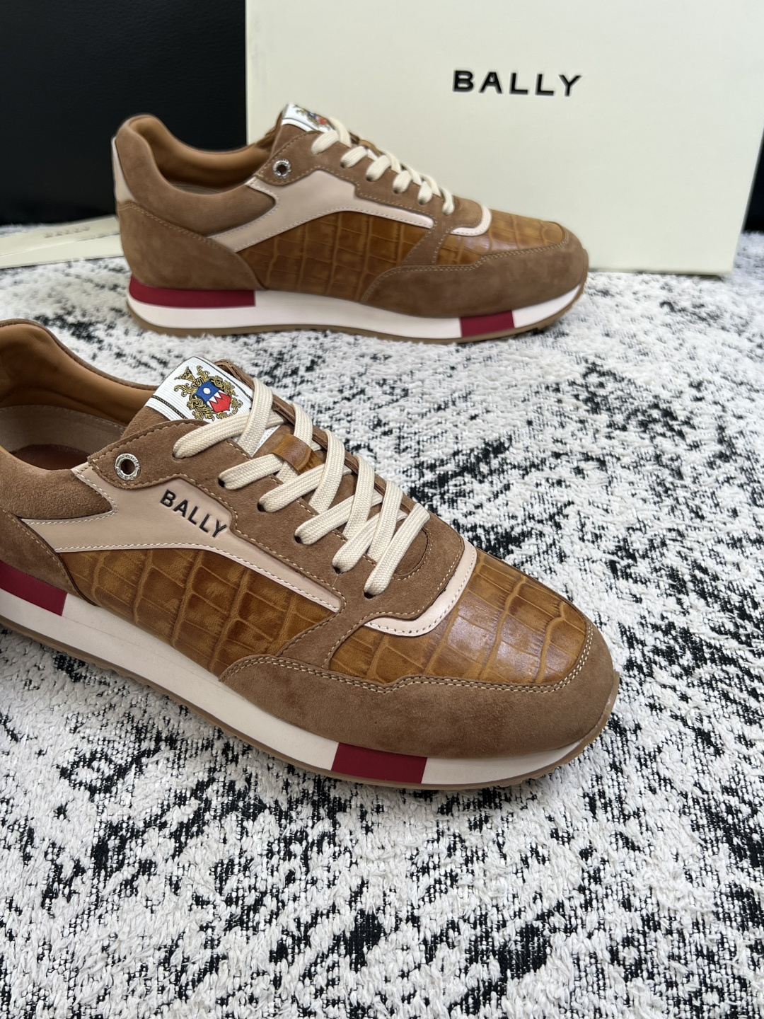 BALLY  高品质  顶级工艺品  巴利 专柜同原厂配置 ，鞋面意大利进口牛皮面料，进口水染牛皮里垫 ，鞋底：原厂特供