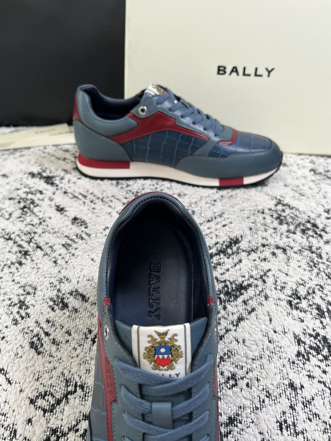 BALLY  高品质  顶级工艺品  巴利 专柜同原厂配置 ，鞋面意大利进口牛皮面料，进口水染牛皮里垫 ，鞋底：原厂特供