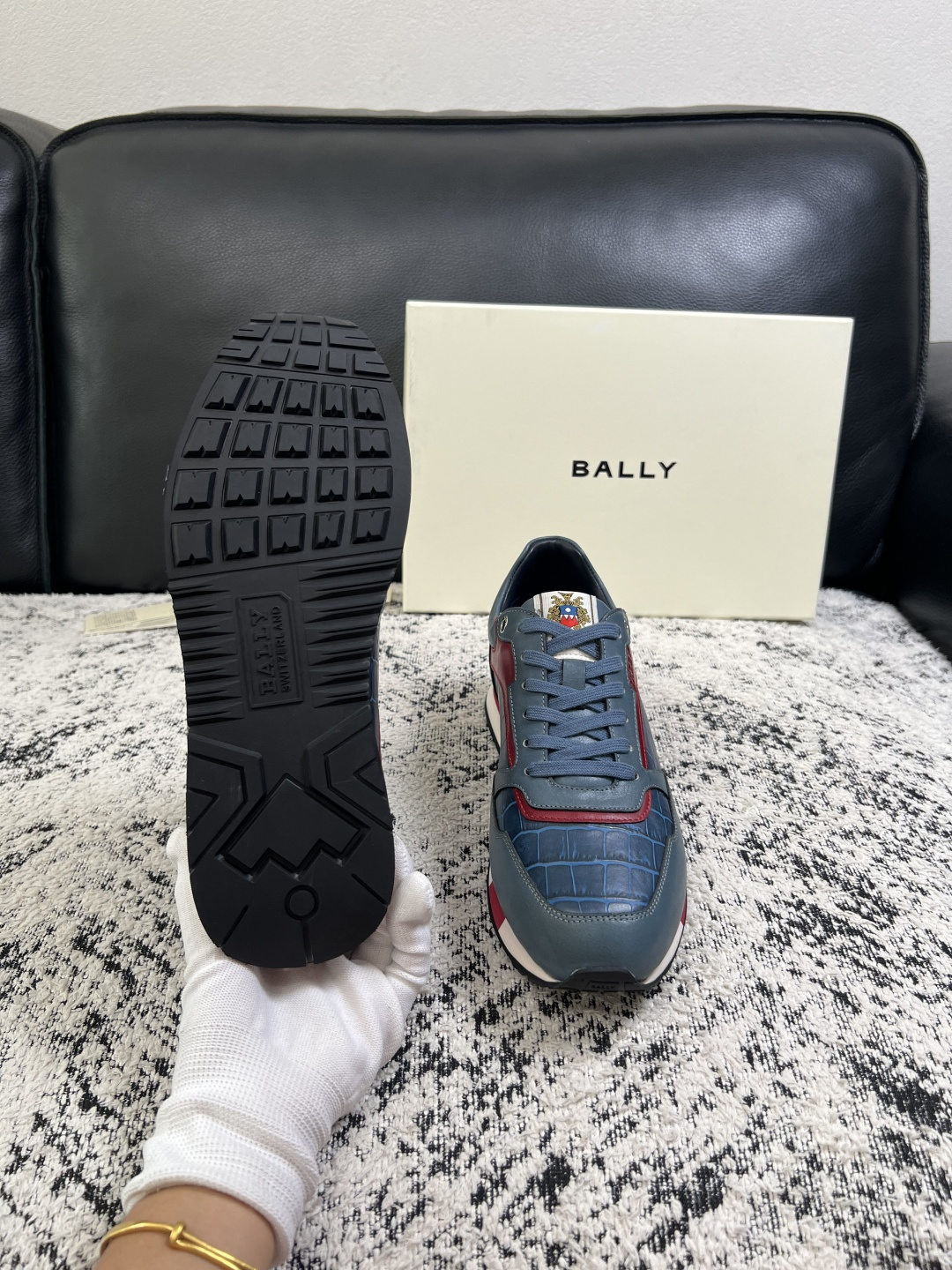 BALLY  高品质  顶级工艺品  巴利 专柜同原厂配置 ，鞋面意大利进口牛皮面料，进口水染牛皮里垫 ，鞋底：原厂特供