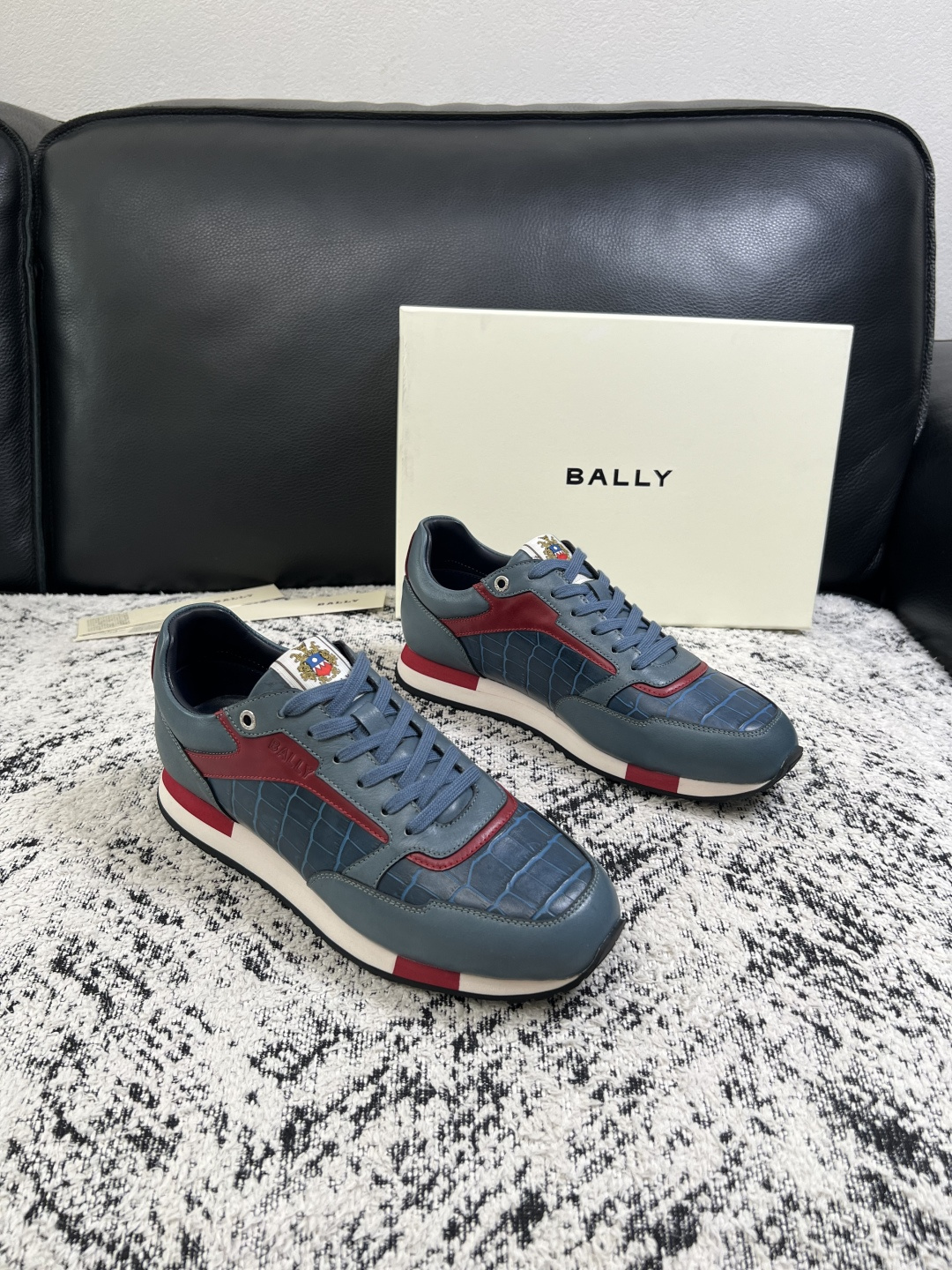 BALLY  高品质  顶级工艺品  巴利 专柜同原厂配置 ，鞋面意大利进口牛皮面料，进口水染牛皮里垫 ，鞋底：原厂特供