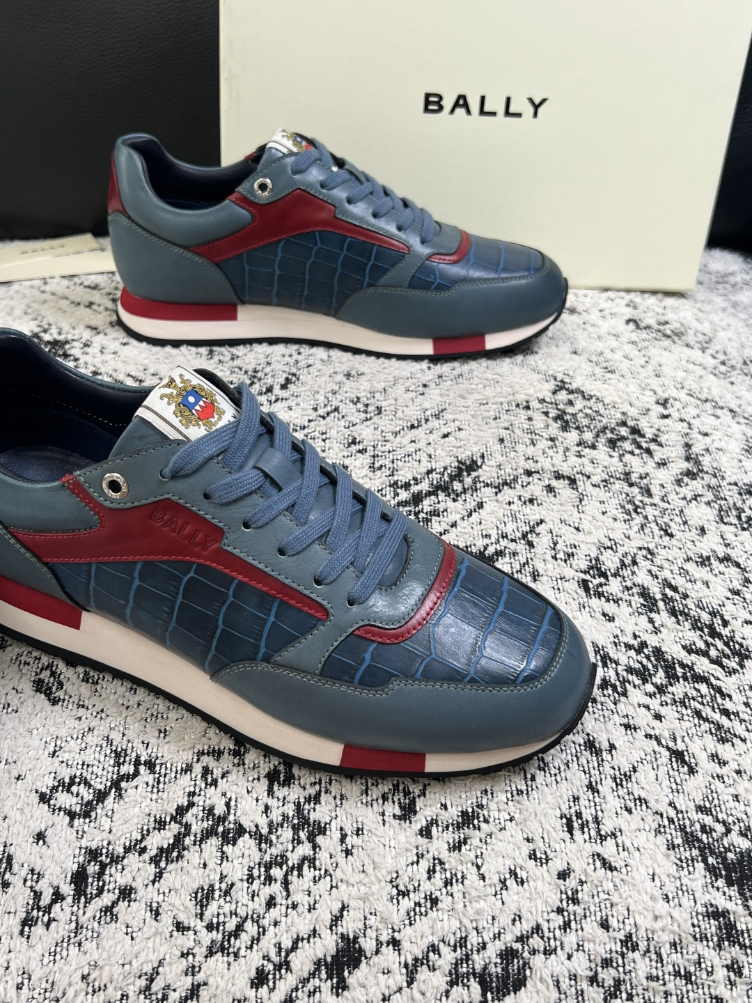 BALLY  高品质  顶级工艺品  巴利 专柜同原厂配置 ，鞋面意大利进口牛皮面料，进口水染牛皮里垫 ，鞋底：原厂特供