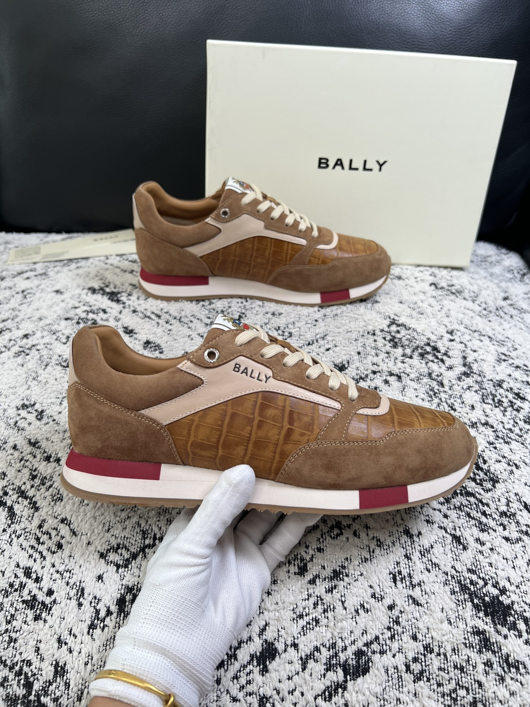 BALLY  高品质  顶级工艺品  巴利 专柜同原厂配置 ，鞋面意大利进口牛皮面料，进口水染牛皮里垫 ，鞋底：原厂特供