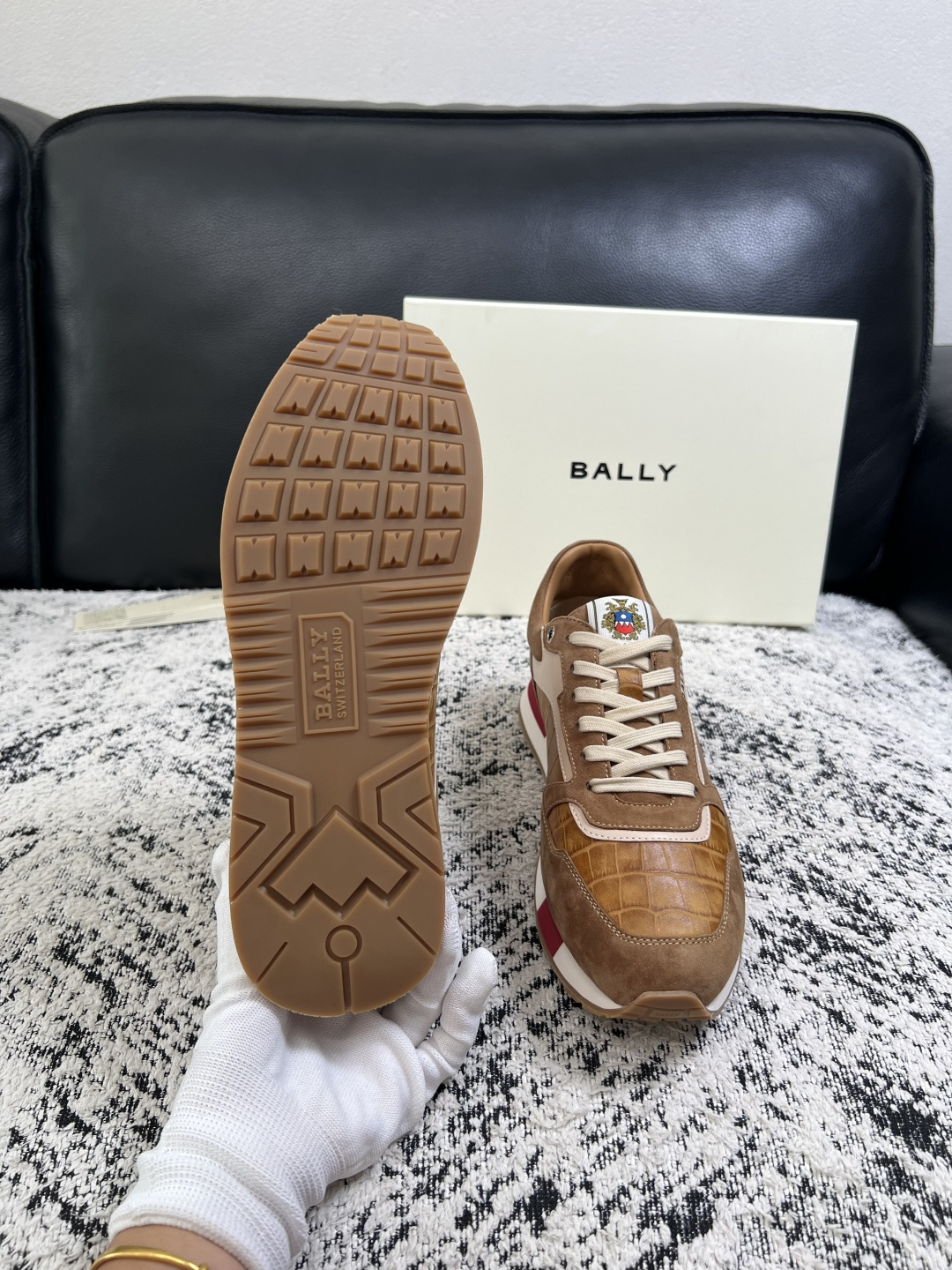 BALLY  高品质  顶级工艺品  巴利 专柜同原厂配置 ，鞋面意大利进口牛皮面料，进口水染牛皮里垫 ，鞋底：原厂特供