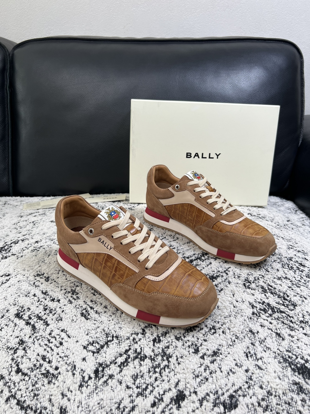 BALLY  高品质  顶级工艺品  巴利 专柜同原厂配置 ，鞋面意大利进口牛皮面料，进口水染牛皮里垫 ，鞋底：原厂特供