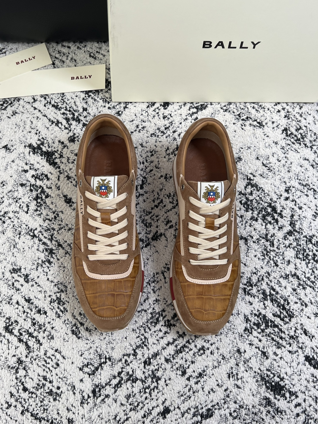 BALLY  高品质  顶级工艺品  巴利 专柜同原厂配置 ，鞋面意大利进口牛皮面料，进口水染牛皮里垫 ，鞋底：原厂特供
