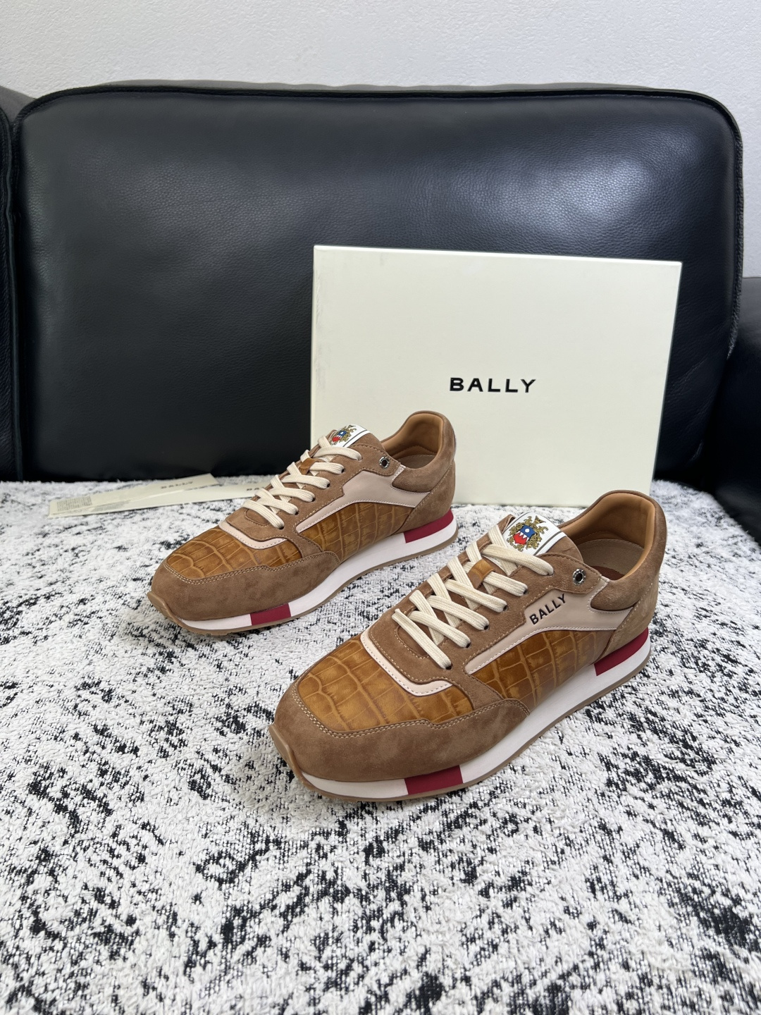 BALLY  高品质  顶级工艺品  巴利 专柜同原厂配置 ，鞋面意大利进口牛皮面料，进口水染牛皮里垫 ，鞋底：原厂特供