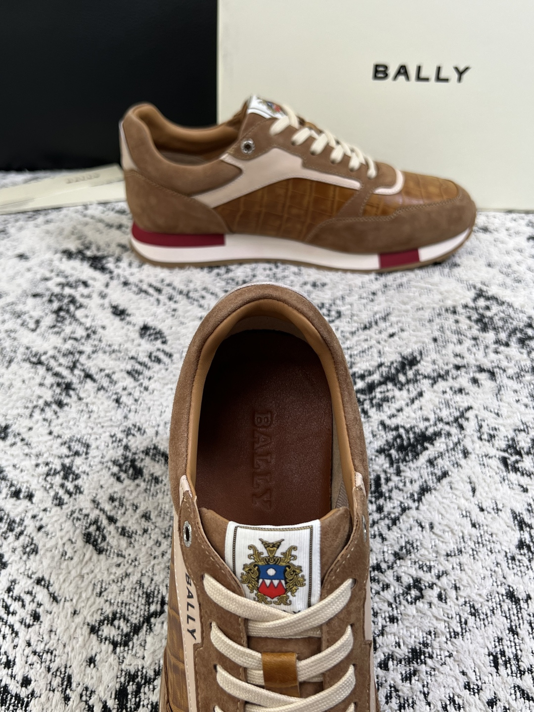 BALLY  高品质  顶级工艺品  巴利 专柜同原厂配置 ，鞋面意大利进口牛皮面料，进口水染牛皮里垫 ，鞋底：原厂特供