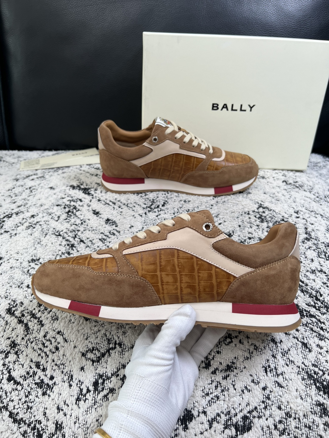 BALLY  高品质  顶级工艺品  巴利 专柜同原厂配置 ，鞋面意大利进口牛皮面料，进口水染牛皮里垫 ，鞋底：原厂特供