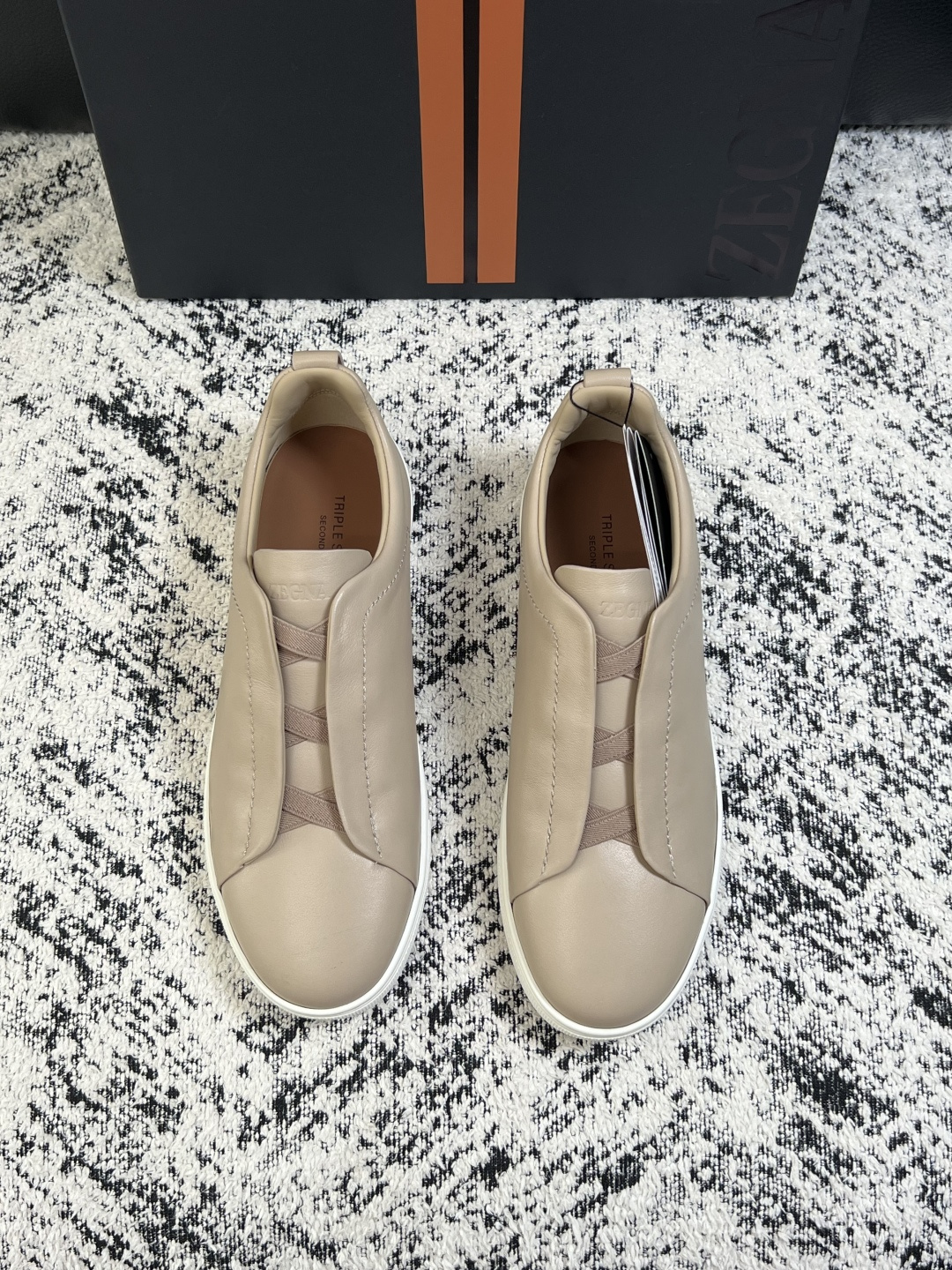 Zegna  高品质  顶级工艺品  杰尼亚  专柜新款原厂配置，意大利进口牛皮面料，进口牛里垫，透气舒适，鞋底：原厂特