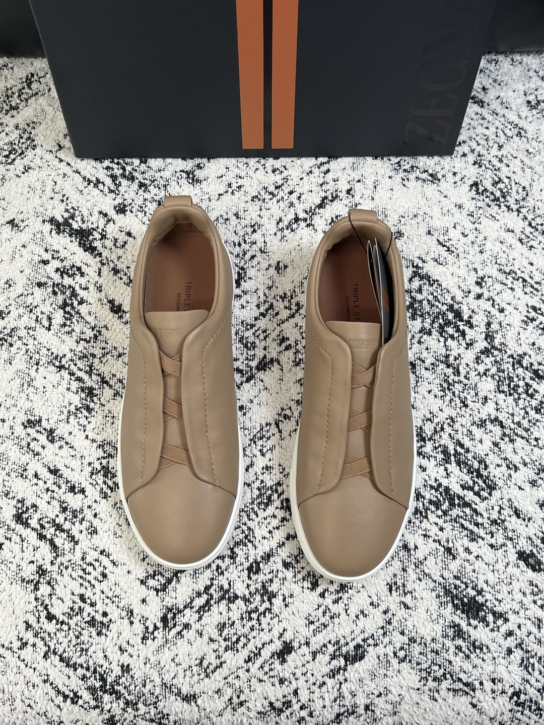 Zegna  高品质  顶级工艺品  杰尼亚  专柜新款原厂配置，意大利进口牛皮面料，进口牛里垫，透气舒适，鞋底：原厂特