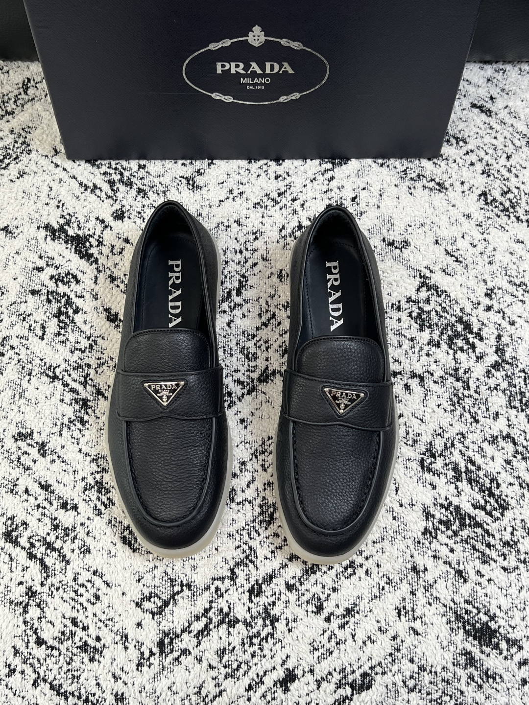 PRADA  高品质  顶级工艺品 普拉达 专柜同步 原厂配置，意大利进口原版牛皮面料，透气舒适进口水染牛里垫，鞋底：原