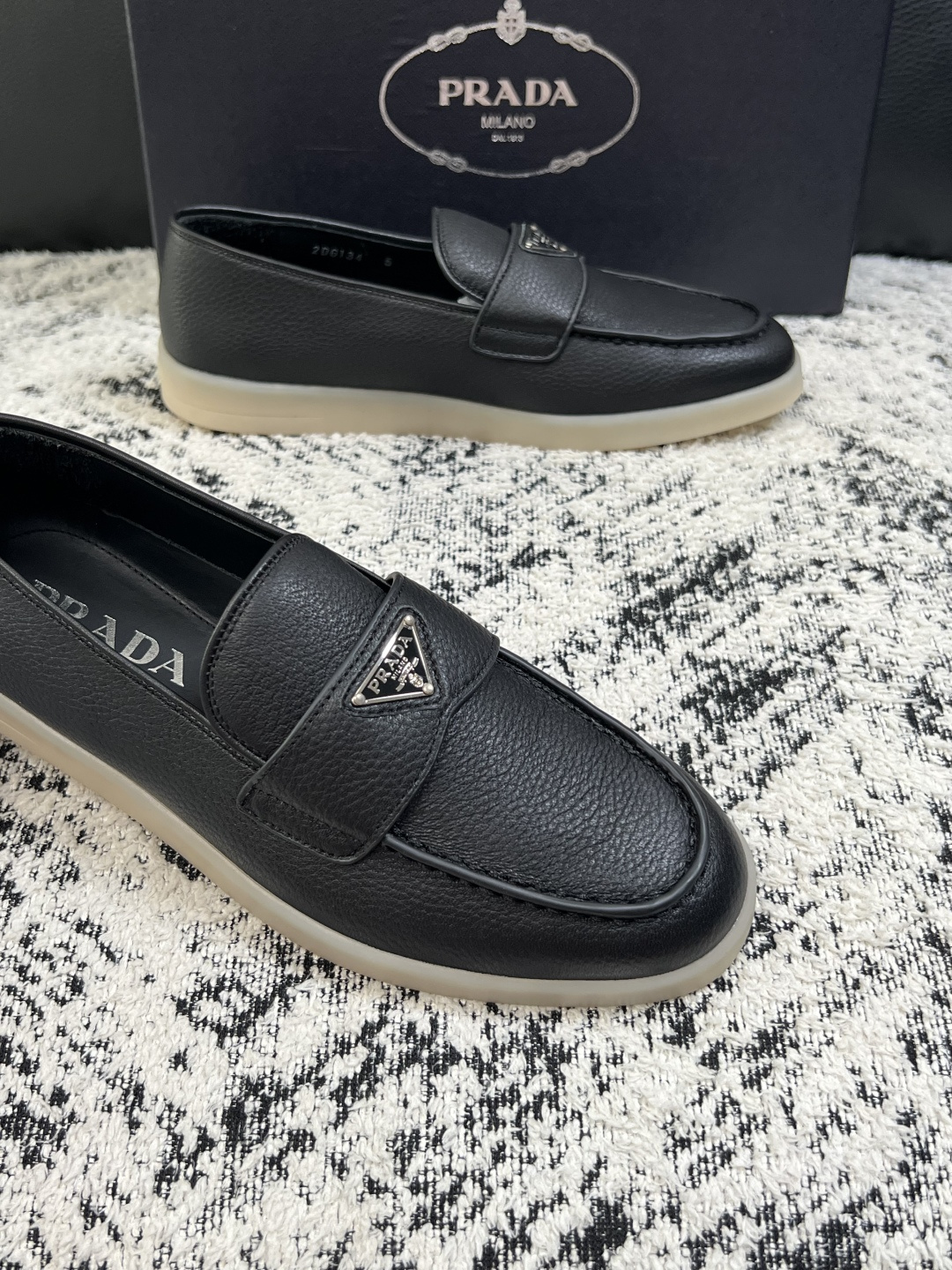 PRADA  高品质  顶级工艺品 普拉达 专柜同步 原厂配置，意大利进口原版牛皮面料，透气舒适进口水染牛里垫，鞋底：原