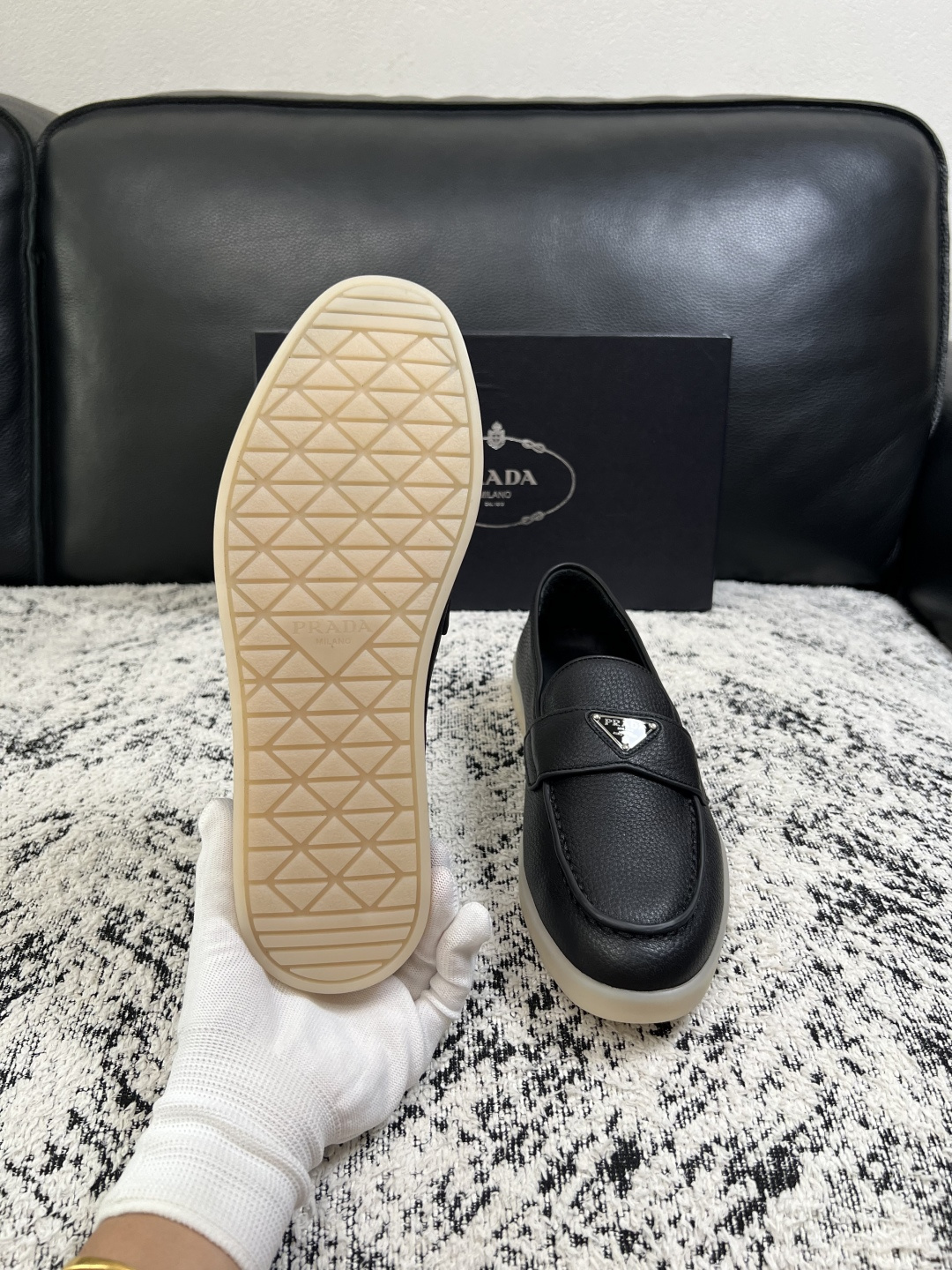 PRADA  高品质  顶级工艺品 普拉达 专柜同步 原厂配置，意大利进口原版牛皮面料，透气舒适进口水染牛里垫，鞋底：原