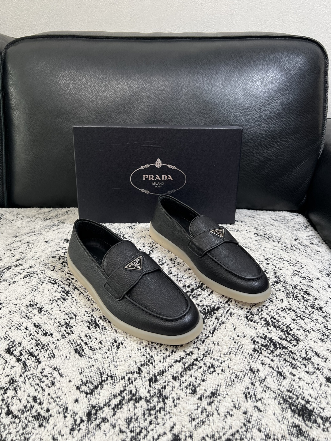 PRADA  高品质  顶级工艺品 普拉达 专柜同步 原厂配置，意大利进口原版牛皮面料，透气舒适进口水染牛里垫，鞋底：原
