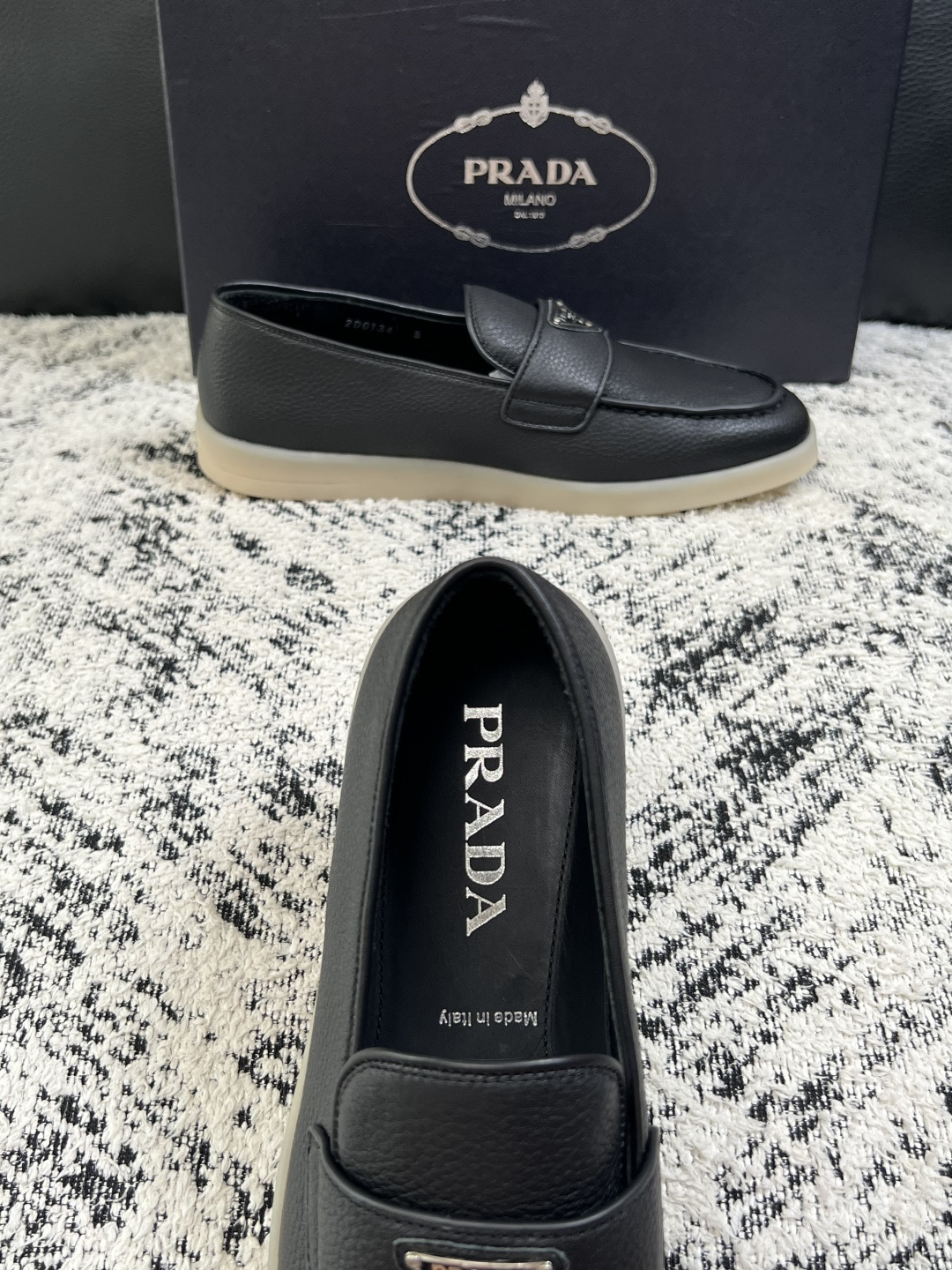 PRADA  高品质  顶级工艺品 普拉达 专柜同步 原厂配置，意大利进口原版牛皮面料，透气舒适进口水染牛里垫，鞋底：原