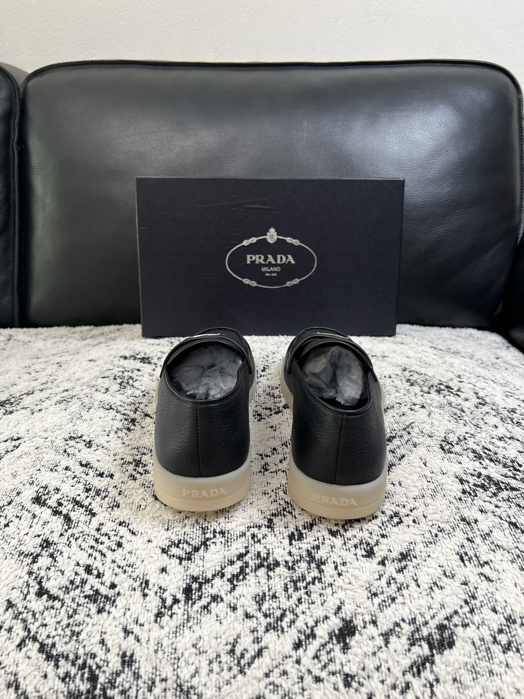 PRADA  高品质  顶级工艺品 普拉达 专柜同步 原厂配置，意大利进口原版牛皮面料，透气舒适进口水染牛里垫，鞋底：原