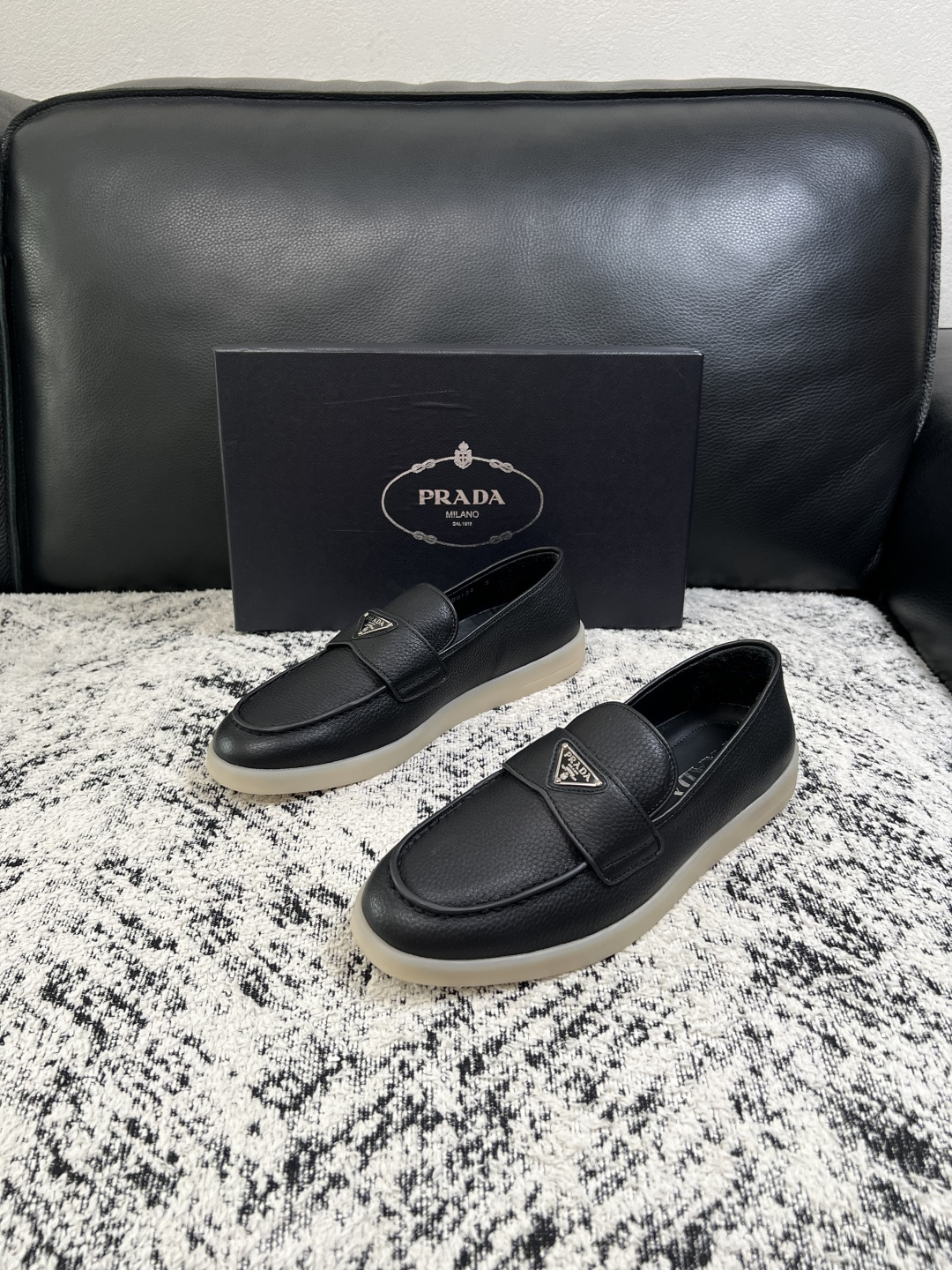 PRADA  高品质  顶级工艺品 普拉达 专柜同步 原厂配置，意大利进口原版牛皮面料，透气舒适进口水染牛里垫，鞋底：原